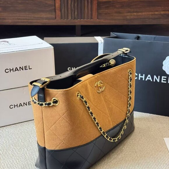 Classic CHANEL Bag: A Stylish and Versatile Choice for Elegance - Picture 4 of 6